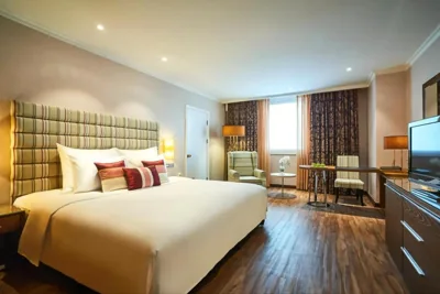 클럽 싱글 (라운지 이용 및 편도 공항 픽업) — Windsor Plaza Hotel