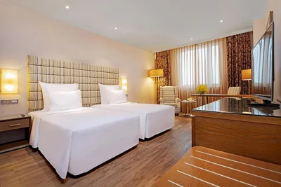 클럽 트윈룸 (라운지 이용 및 편도 공항 픽업) — Windsor Plaza Hotel